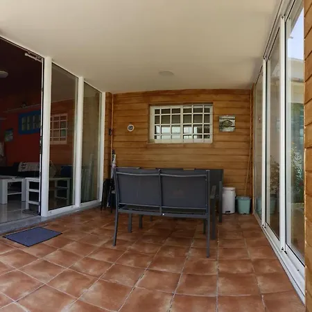 Appartamento 2 Bedroom Ground Floor Apt, 5 Minutes Walk From The *