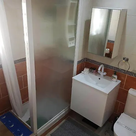 Apartment 2 Bedroom Ground Floor Apt, 5 Minutes Walk From The