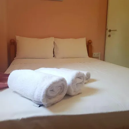 Apartment 2 Bedroom Ground Floor Apt, 5 Minutes Walk From The