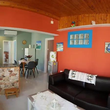 2 Bedroom Ground Floor Apt, 5 Minutes Walk From The Apartment