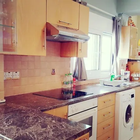 Apartment 2 Bedroom Ground Floor Apt, 5 Minutes Walk From The *
