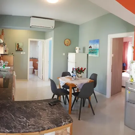 Apartment 2 Bedroom Ground Floor Apt, 5 Minutes Walk From The